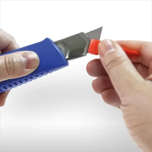 Cúter Ancho con Cuerpo de Resina 18mm L-300RP