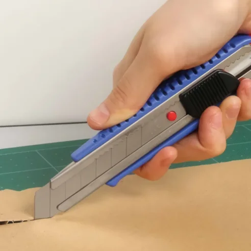 Cúter Ancho con Cuerpo de Resina 18mm L-300RP