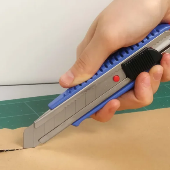 Cúter Ancho con Cuerpo de Resina 18mm L-300RP